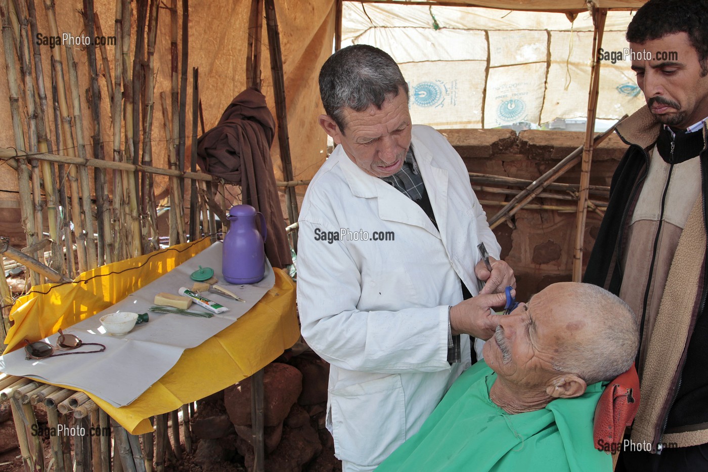 BARBIER SUR LE MARCHE BERBERE DE TAHANAOUTE, AL HAOUZ, MAROC 