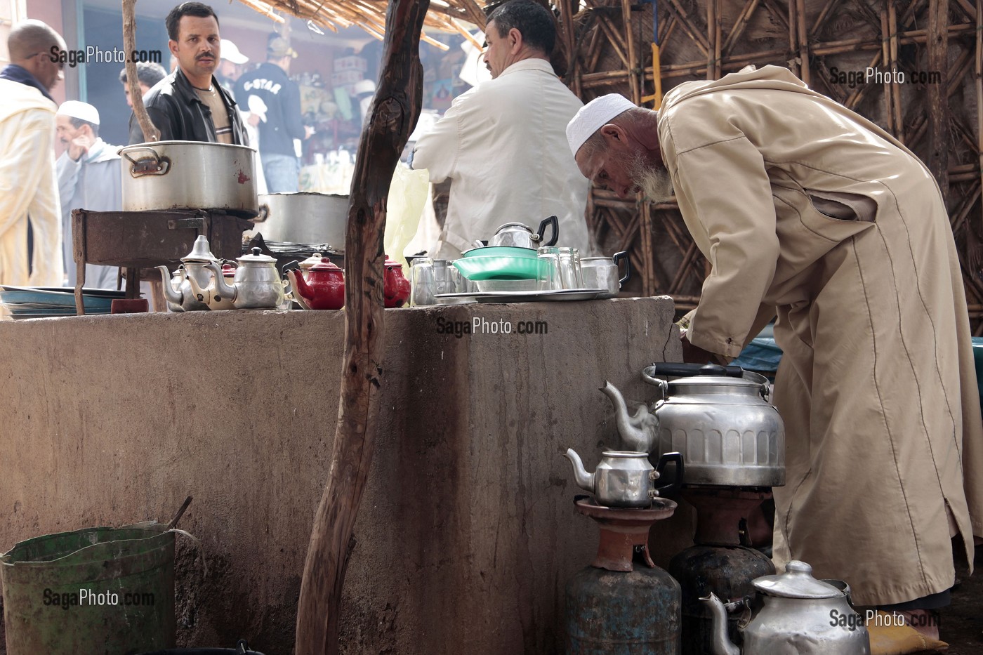 THE A LA MENTHE, MARCHE BERBERE DE TAHANAOUTE, AL HAOUZ, MAROC 