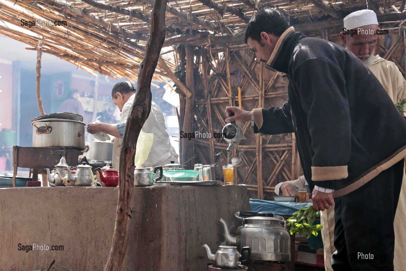 PREPARATION DU THE A LA MENTHE SUR LE MARCHE BERBERE DE TAHANAOUTE, AL HAOUZ, MAROC 