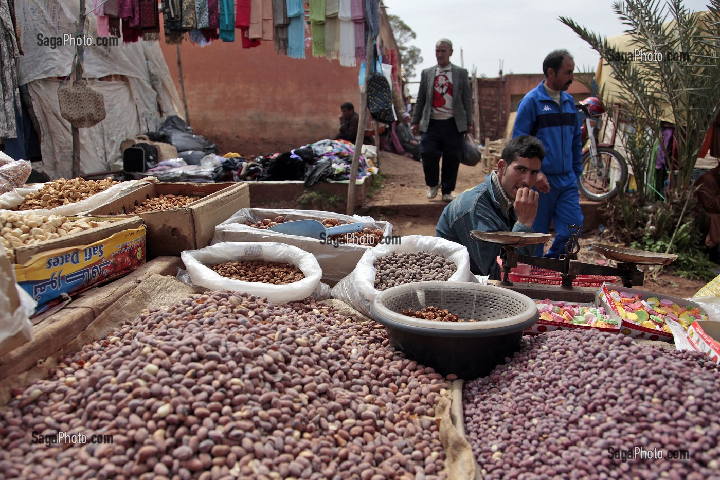 ARACHIDES, MARCHE BERBERE DE TAHANAOUTE, AL HAOUZ, MAROC 