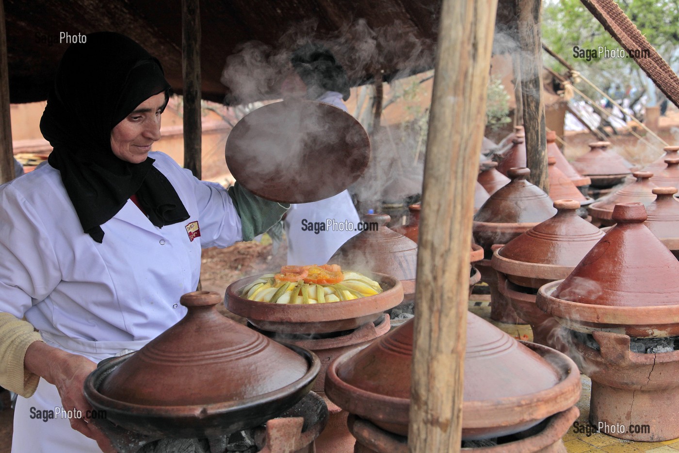 CUISSON DE TAJINES BERBERES EN PLEIN AIR, DOMAINE DE TERRES D’AMANAR, TAHANAOUTE, AL HAOUZ, MAROC 