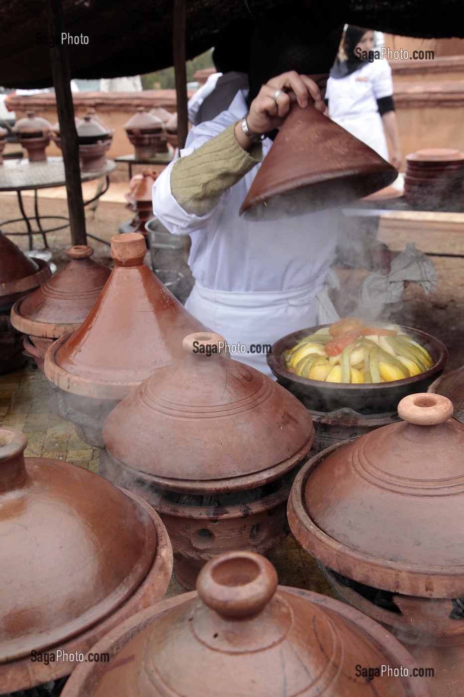 CUISSON DE TAJINES BERBERES EN PLEIN AIR, DOMAINE DE TERRES D’AMANAR, TAHANAOUTE, AL HAOUZ, MAROC 