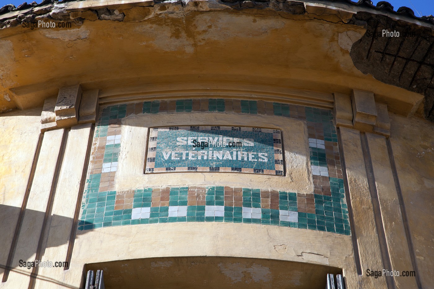 ENTREE DES SERVICES VETERINAIRES SUR LE SITE DESAFFECTE DES ABATTOIRS DE CASABLANCA, FRICHE URBAINE EN BETON ARME, HERITAGE DU MARECHAL LYAUTEY, MAROC 