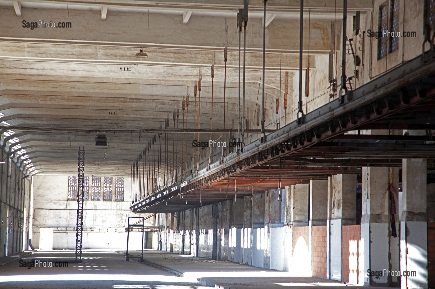 INTERIEUR DU SITE DESAFFECTE DES ABATTOIRS DE CASABLANCA, FRICHE URBAINE EN BETON ARME, HERITAGE DU MARECHAL LYAUTEY, MAROC 