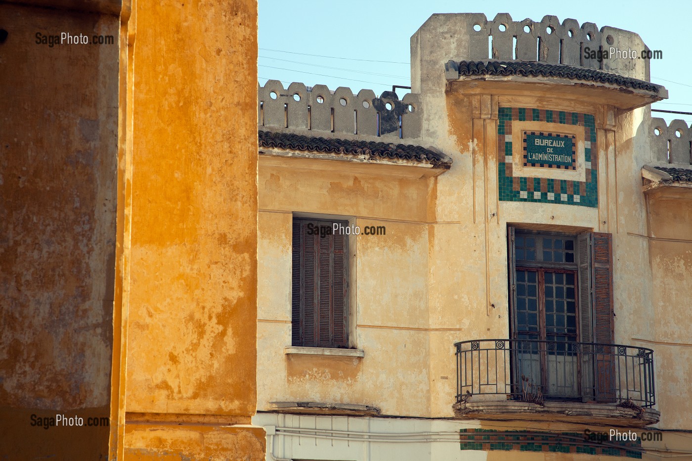 FACADE BAROQUE DU SITE DESAFFECTE DES ABATTOIRS DE CASABLANCA, FRICHE URBAINE EN BETON ARME, HERITAGE DU MARECHAL LYAUTEY, MAROC 