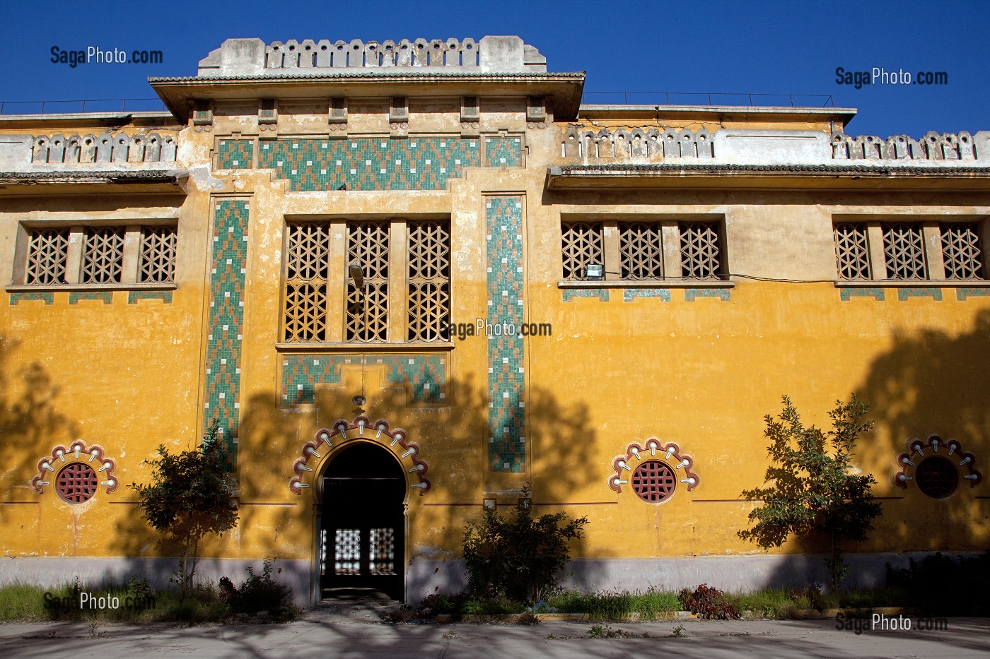 FACADE BAROQUE DU SITE DESAFFECTE DES ABATTOIRS DE CASABLANCA, FRICHE URBAINE EN BETON ARME, HERITAGE DU MARECHAL LYAUTEY, MAROC 