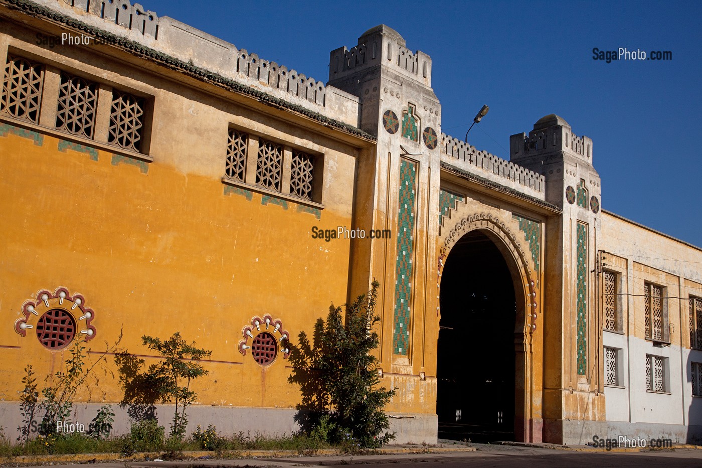 FACADE BAROQUE DU SITE DESAFFECTE DES ABATTOIRS DE CASABLANCA, FRICHE URBAINE EN BETON ARME, HERITAGE DU MARECHAL LYAUTEY, MAROC 