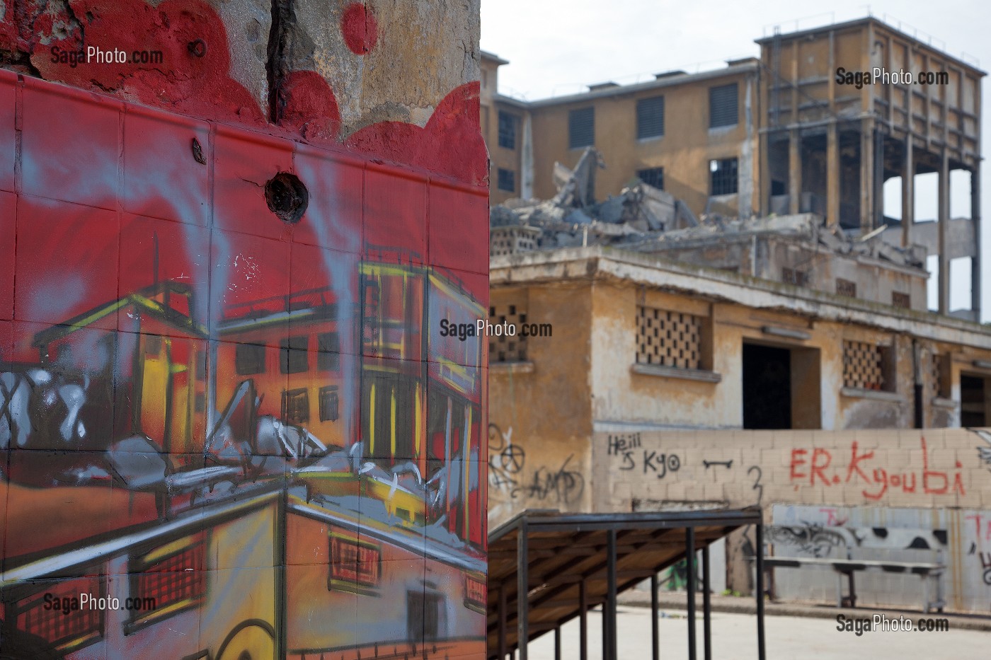 GRAFFITI DE L'INCENDIE DES FRIGOS SUR LE SITE DESAFFECTE DES ABATTOIRS DE CASABLANCA, FRICHE URBAINE EN BETON ARME, HERITAGE DU MARECHAL LYAUTEY, MAROC 