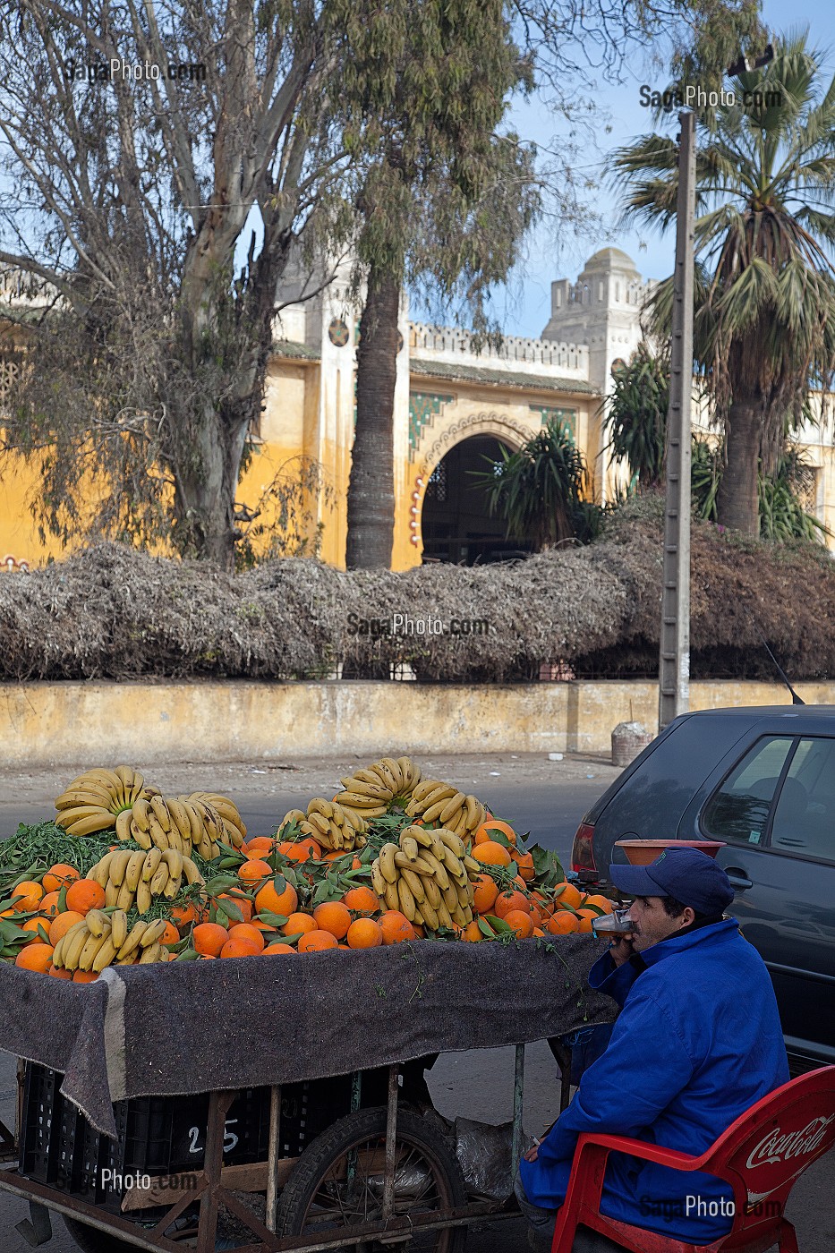 VENDEUR DE FRUITS DEVANT LE SITE DESAFFECTE DES ABATTOIRS DE CASABLANCA, FRICHE URBAINE EN BETON ARME, HERITAGE DU MARECHAL LYAUTEY, MAROC 