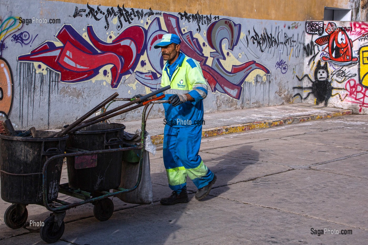 AGENT DE NETTOYAGE DE LA SOCIETE TECMED PRES DES ANCIENS ABATTOIRS RECOUVERTS DE GRAFFITI, CASABLANCA, MAROC, AFRIQUE 