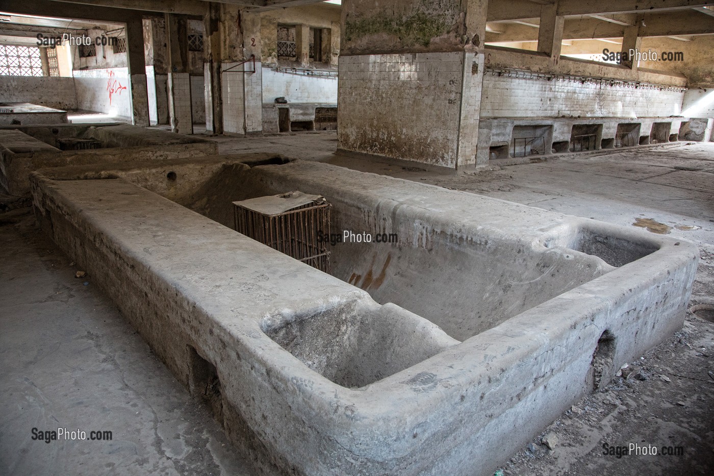 BACS EN BETON DESTINES A RECUPERER LE SANG DES ANIMAUX, INTERIEUR DES ANCIENS ABATTOIRS, ARCHITECTURE EN BETON ARME, HERITAGE DU MARECHAL LYAUTEY, CASABLANCA, MAROC, AFRIQUE 