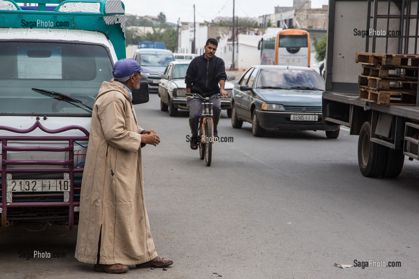 SCENE DE RUE DEVANT LES ANCIENS ABATTOIRS DE CASABLANCA, MAROC, AFRIQUE 
