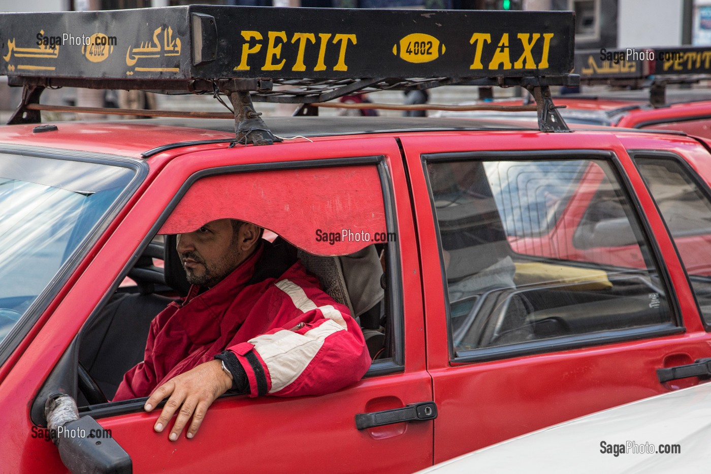 PETITS TAXIS ROUGES TRANSPORTANT MAXIMUM 3 PERSONNES, CASABLANCA, MAROC, AFRIQUE 
