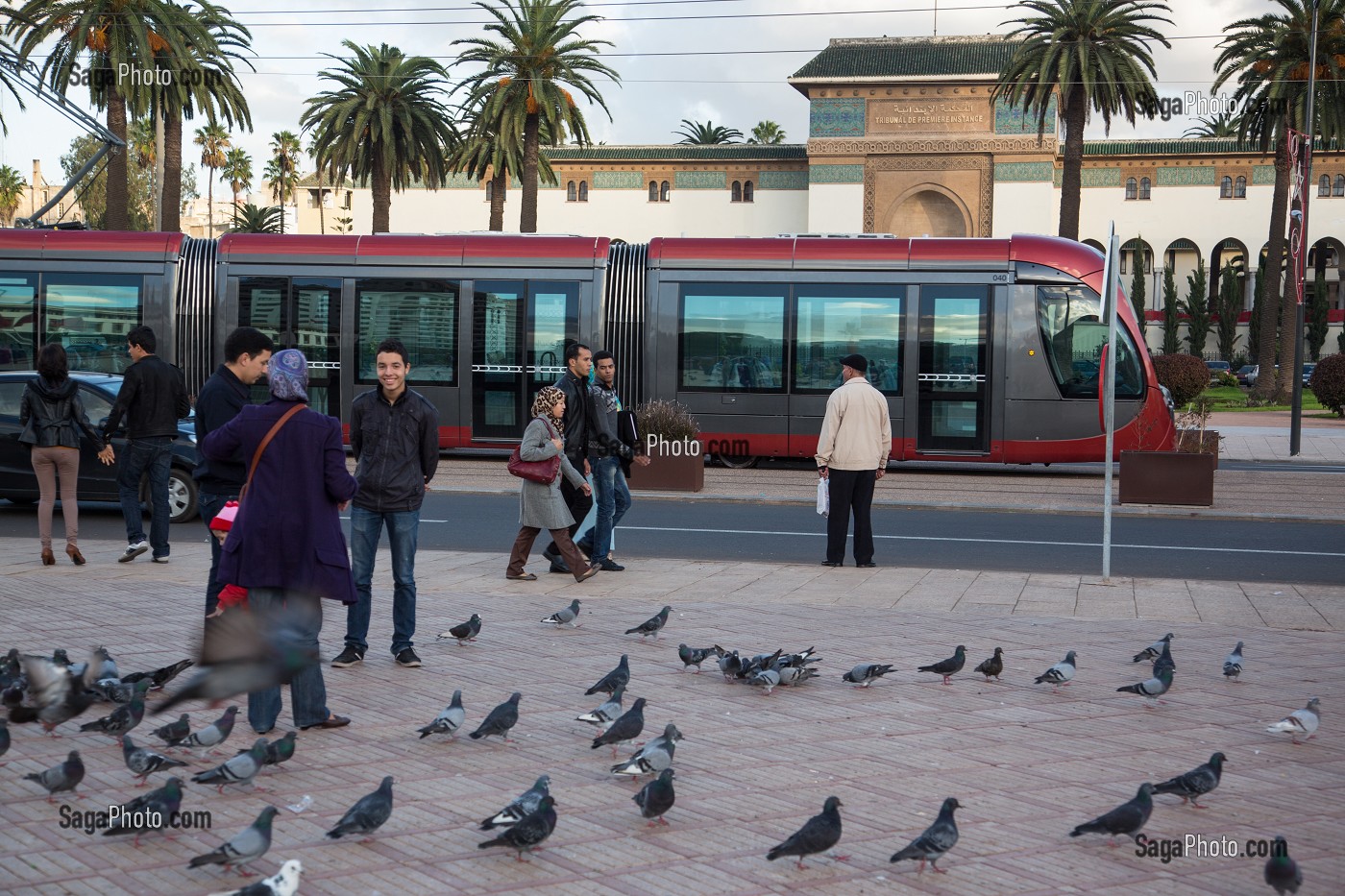 NOUVEAU TRAMWAY PASSANT DEVANT LE TRIBUNAL DE PREMIERE INSTANCE, PLACE MOHAMMED V, CASABLANCA, MAROC, AFRIQUE 