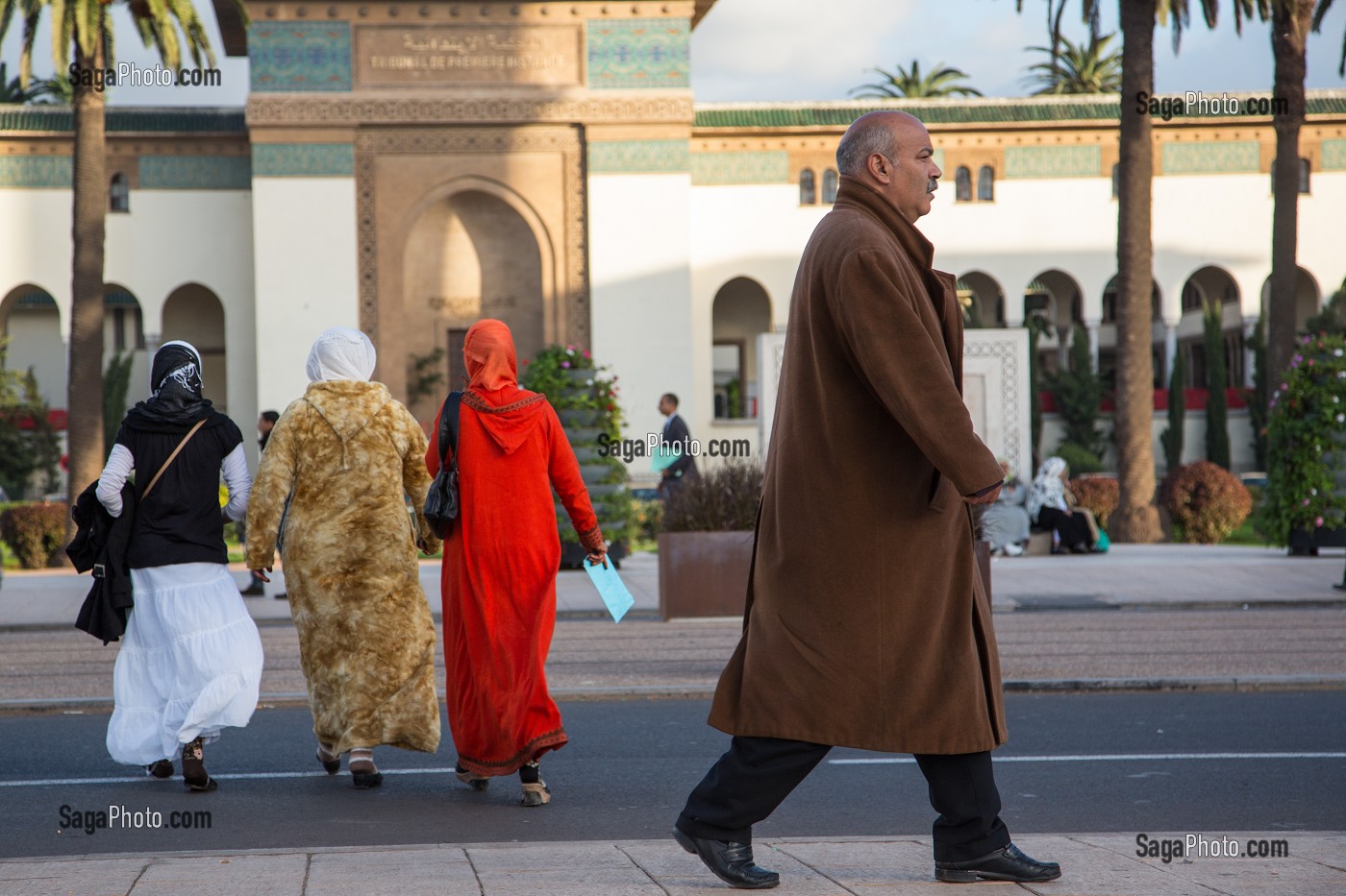 SCENE DE RUE DEVANT LE TRIBUNAL DE PREMIERE INSTANCE, PLACE MOHAMMED V, CASABLANCA, MAROC, AFRIQUE 