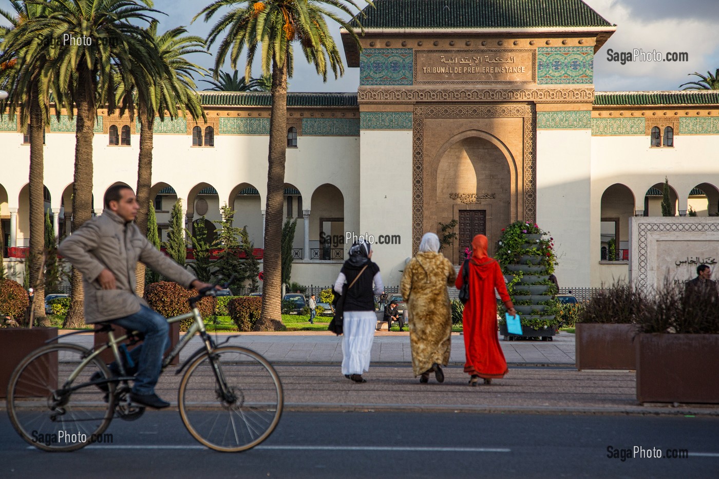 SCENE DE RUE DEVANT LE TRIBUNAL DE PREMIERE INSTANCE, PLACE MOHAMMED V, CASABLANCA, MAROC, AFRIQUE 