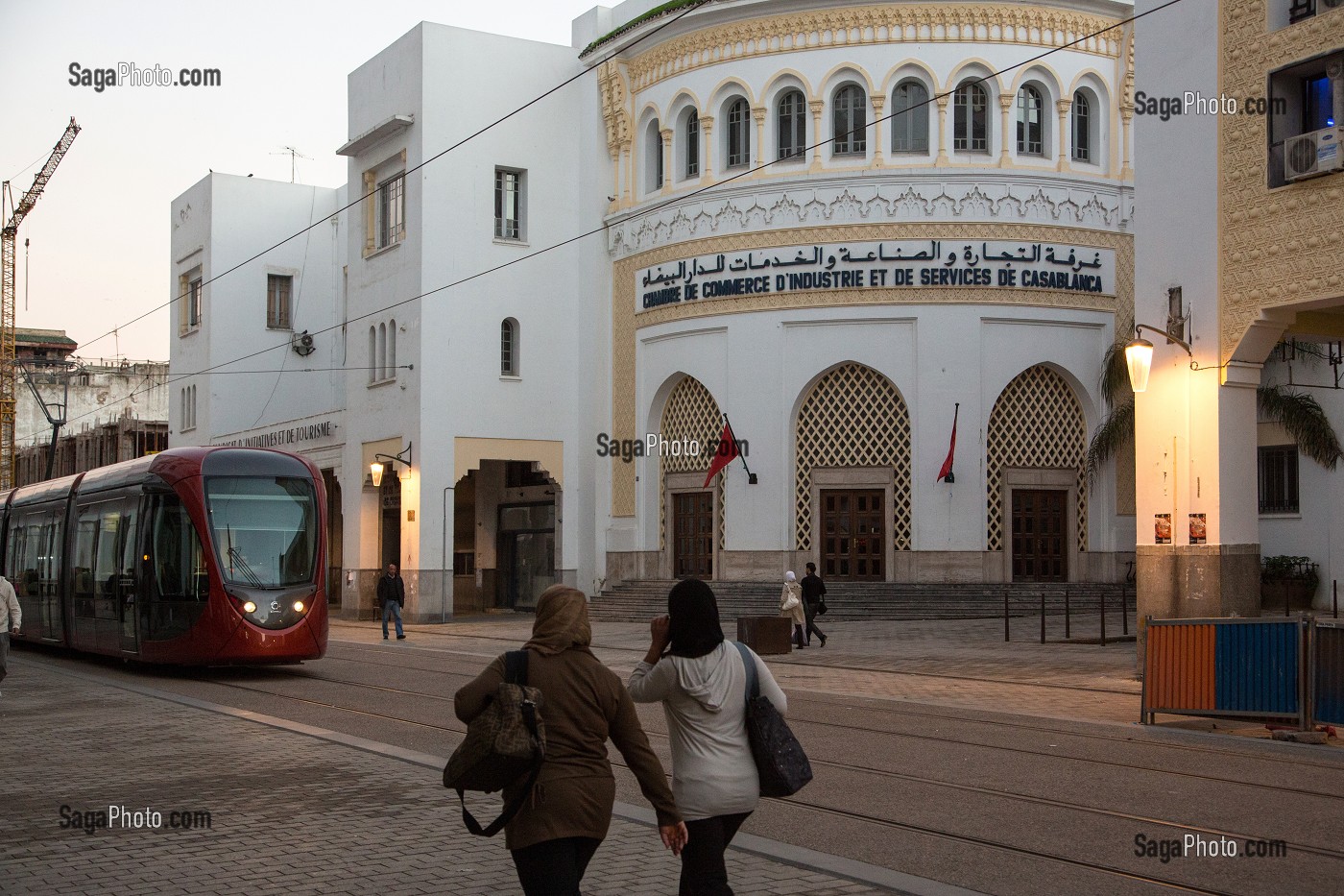 NOUVEAU TRAMWAY PASSANT DEVANT LA CHAMBRE DE COMMERCE ET D'INDUSTRIE ET DE SERVICES, BOULEVARD MOHAMMED V, CASABLANCA, MAROC, AFRIQUE 