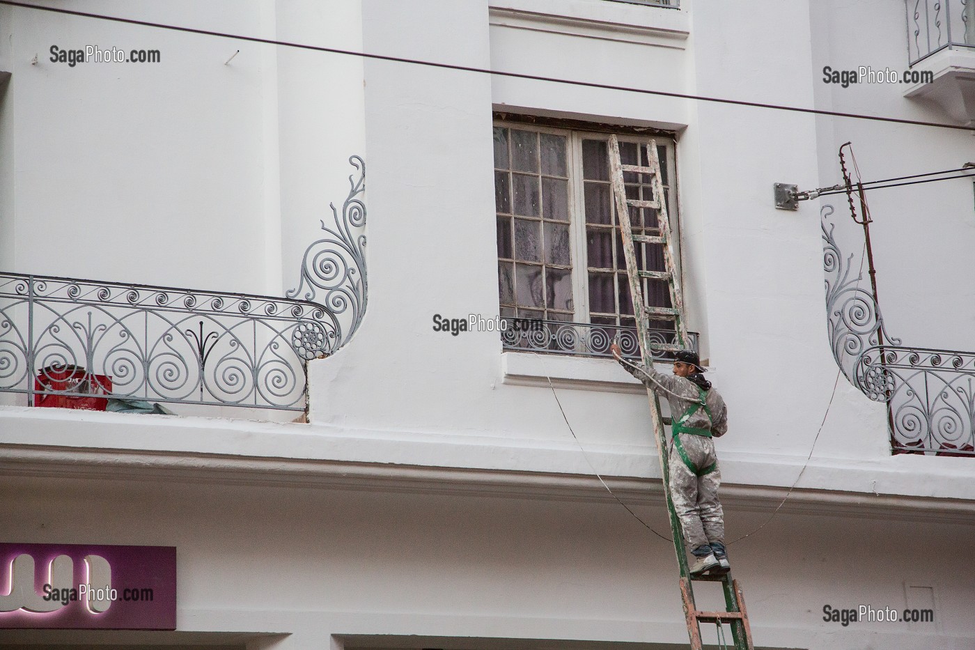 TRAVAUX SUR UNE FACADE D'IMMEUBLE ART DECO DES ANNEES 30, BOULEVARD MOHAMMED V, CASABLANCA, MAROC, AFRIQUE 