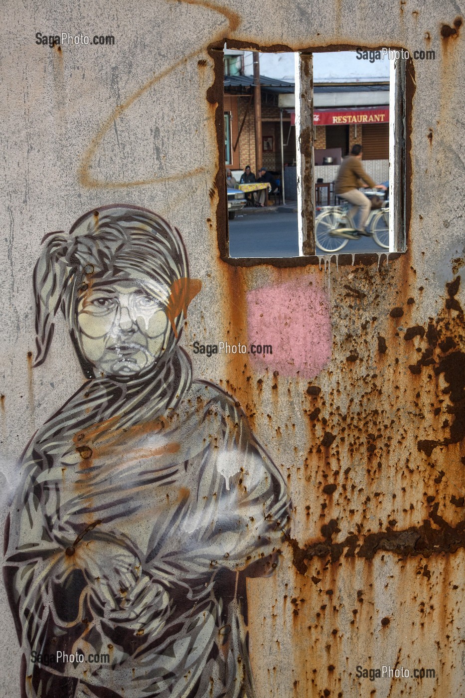 HOMME EN DJELLABA ET TURBAN, GRAFFITI SUR UNE PORTE DES ANCIENS ABATTOIRS DE CASABLANCA, MAROC, AFRIQUE 