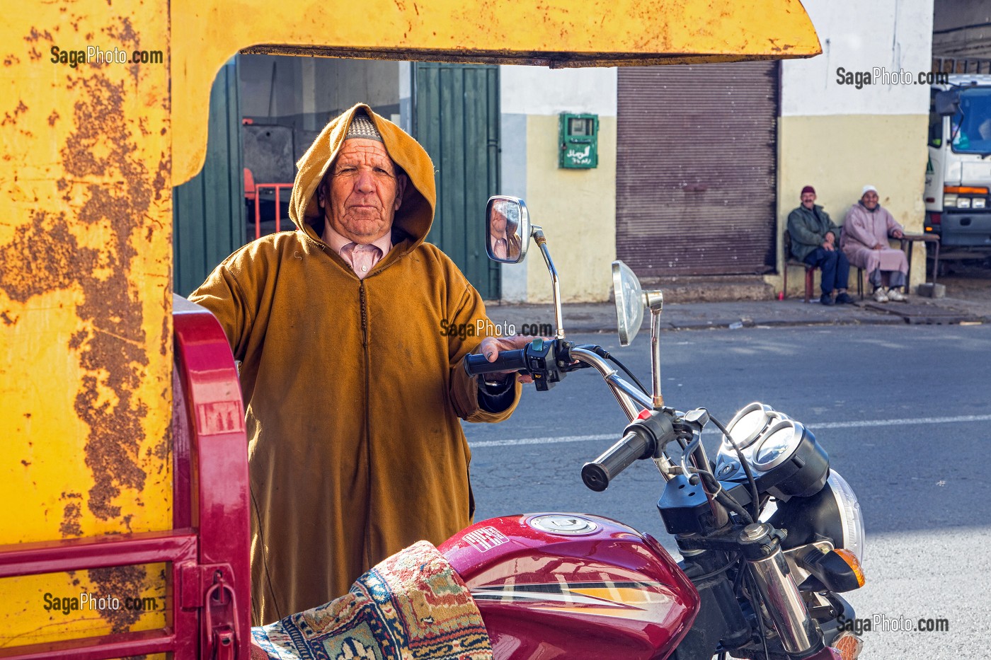 VIEL HOMME EN DJELLABA TRADITIONNELLE AVEC SA MOTO TRANSPORTEUR DEVANT LES ANCIENS ABATTOIRS DE CASABLANCA, MAROC, AFRIQUE 