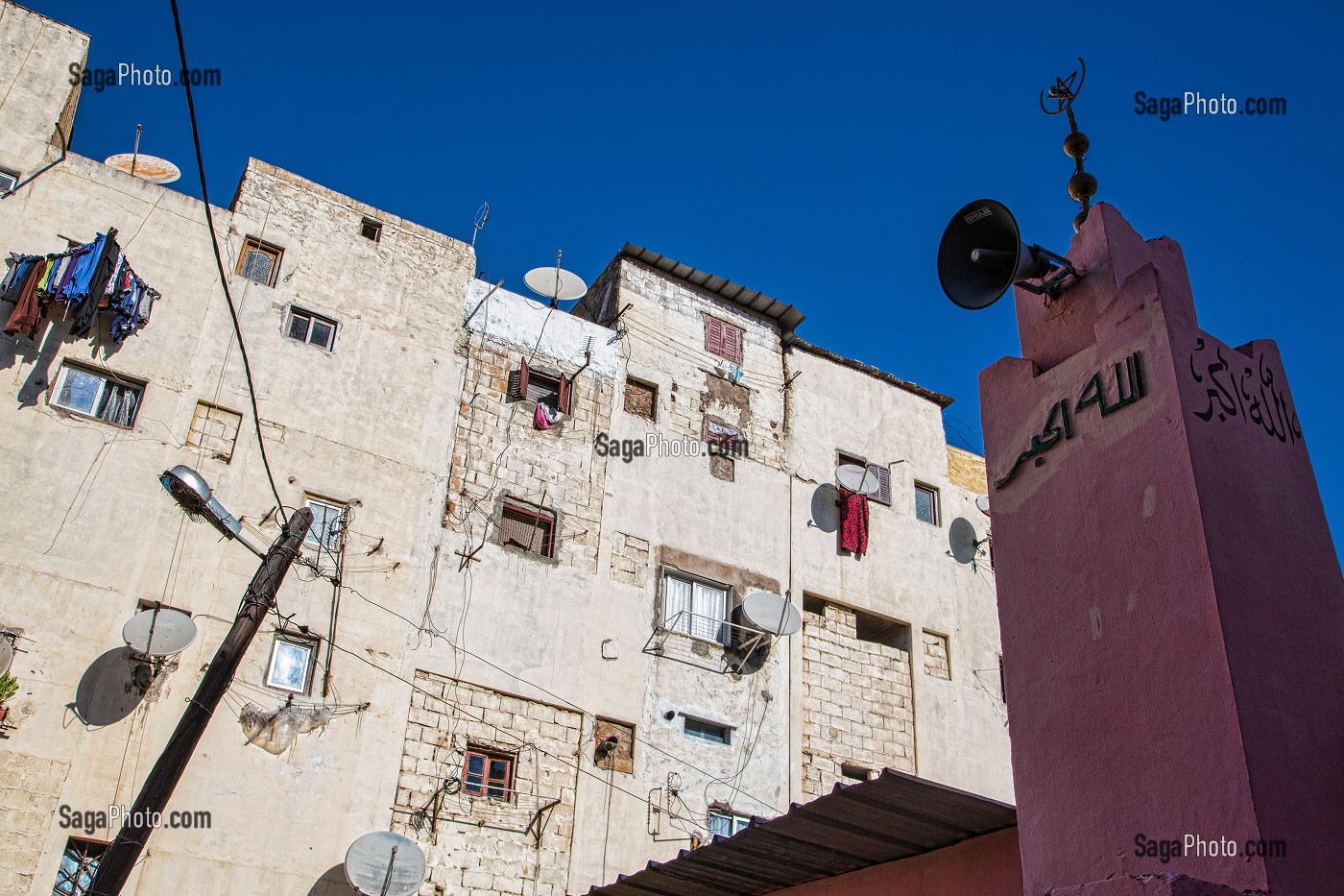 MOSQUEE DEVANT LES IMMEUBLES DES SEMIRAMIS ET NID D'ABEILLE, CONCEPT DE LOGEMENTS COLLECTIFS DES ANNEES 50, HAY MOHAMMADI, COMMUNE LA PLUS PAUVRE DE CASABLANCA, MAROC, AFRIQUE 