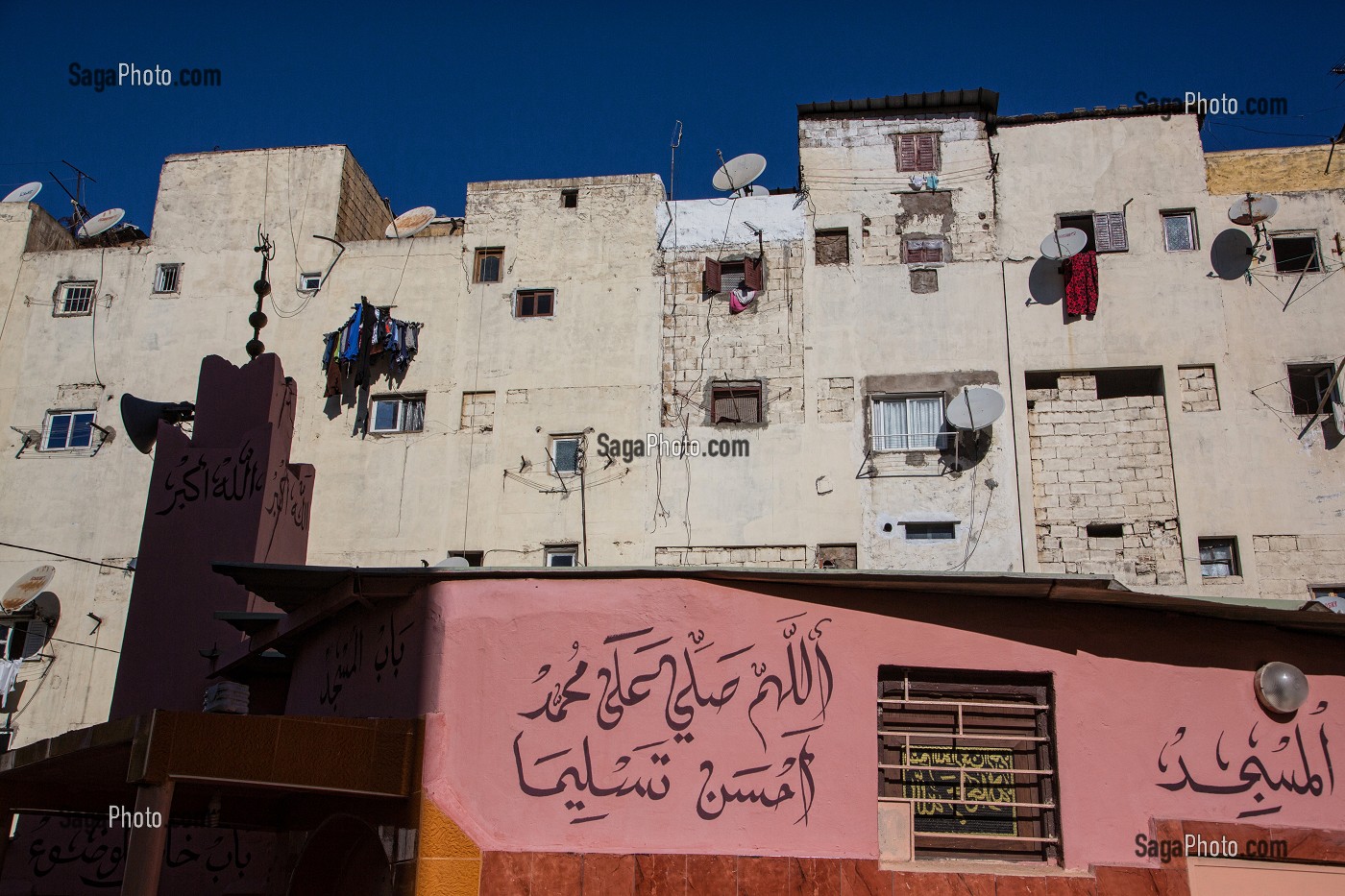 MOSQUEE DEVANT LES IMMEUBLES DES SEMIRAMIS ET NID D'ABEILLE, CONCEPT DE LOGEMENTS COLLECTIFS DES ANNEES 50, HAY MOHAMMADI, COMMUNE LA PLUS PAUVRE DE CASABLANCA, MAROC, AFRIQUE 