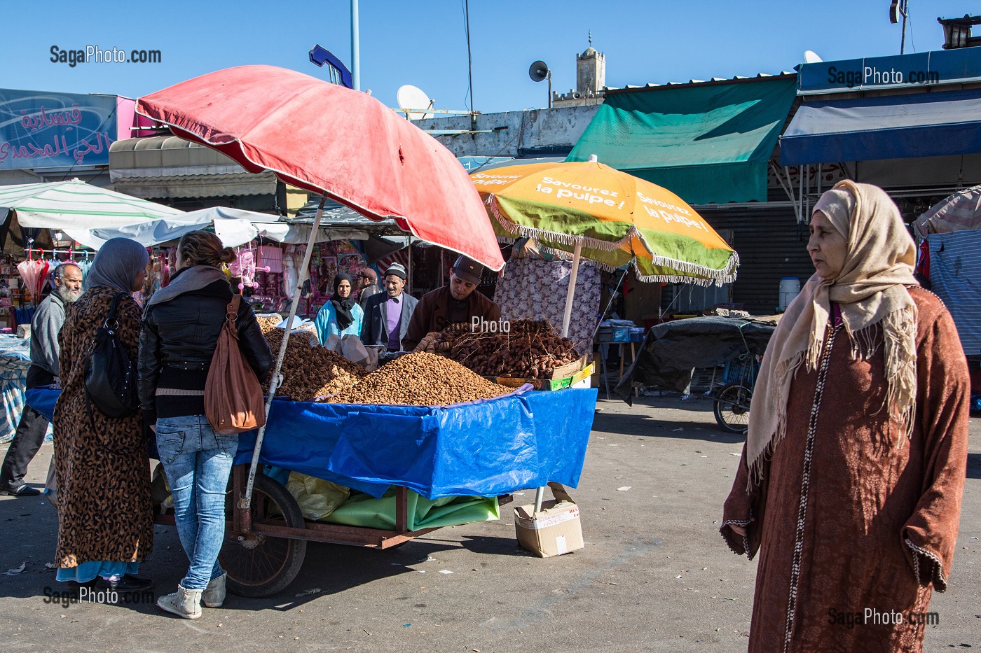 VENDEURS DE FRUITS SECS, MARCHE LA KISSARIA, HAY MOHAMMADI, COMMUNE LA PLUS PAUVRE DE CASABLANCA, MAROC, AFRIQUE 