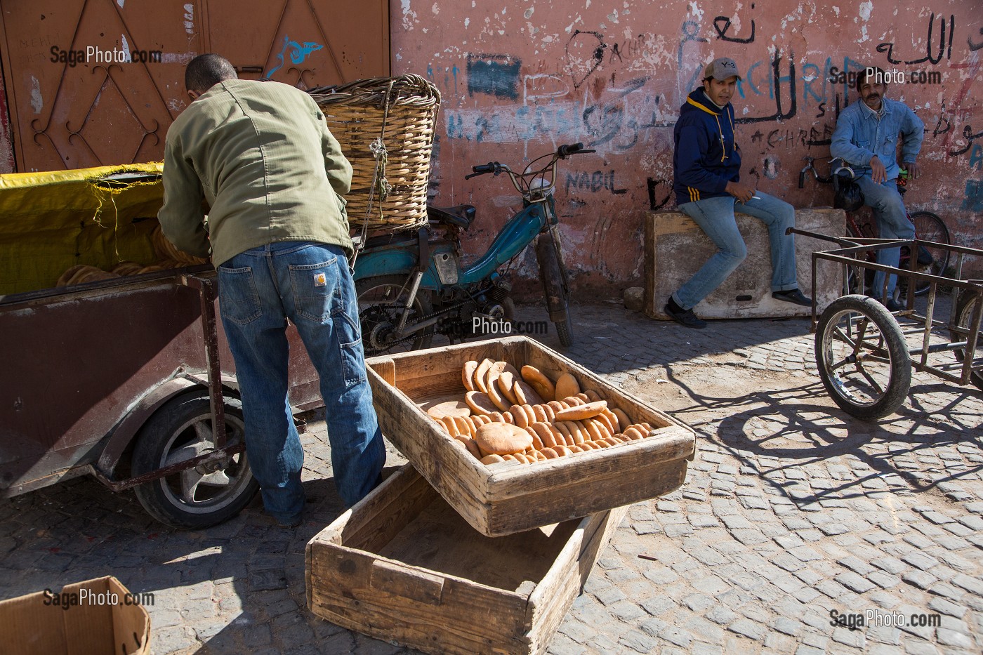 VENDEUR DE PAIN DANS LE QUARTIER OUVRIER SOCICA, HAY MOHAMMADI, COMMUNE LA PLUS PAUVRE DE CASABLANCA, MAROC, AFRIQUE 