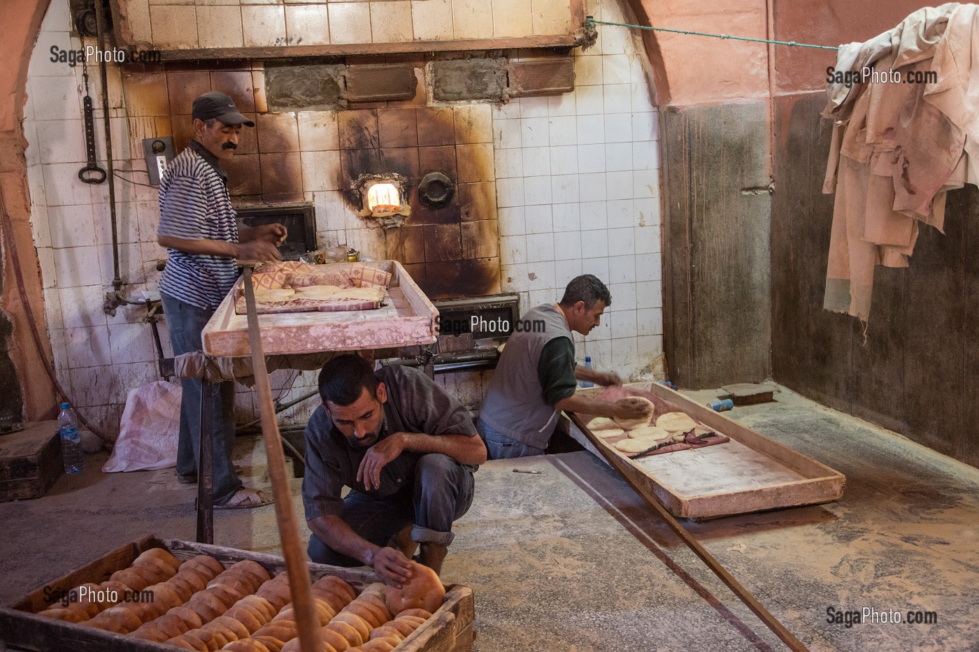 FABRICATION DU PAIN DANS UNE BOULANGERIE, QUARTIER OUVRIER SOCICA, HAY MOHAMMADI, COMMUNE LA PLUS PAUVRE DE CASABLANCA, MAROC, AFRIQUE 