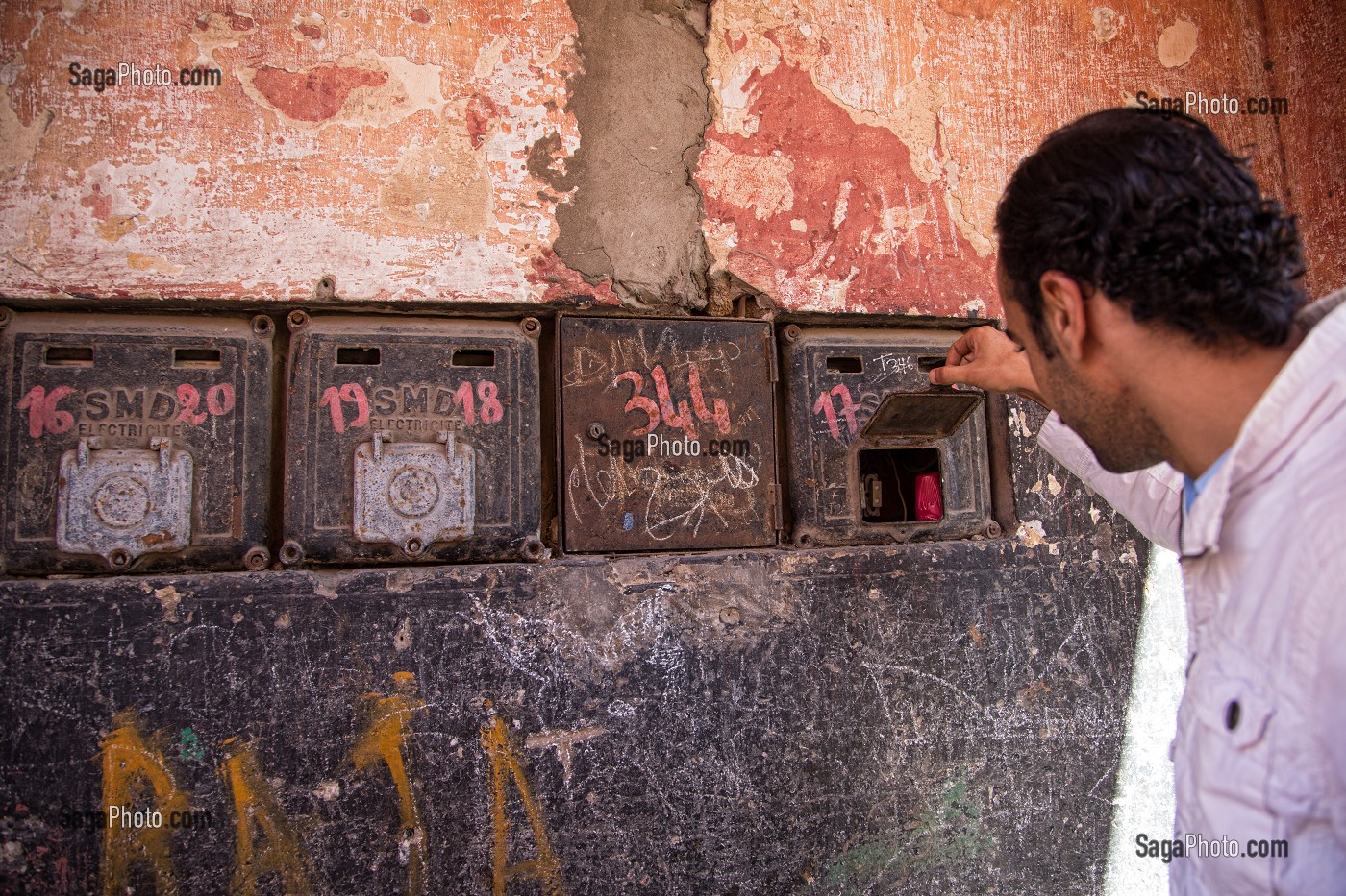 RELEVE DES COMPTEURS ELECTRIQUES DANS LE QUARTIER OUVRIER SOCICA, HAY MOHAMMADI, COMMUNE LA PLUS PAUVRE DE CASABLANCA, MAROC, AFRIQUE 