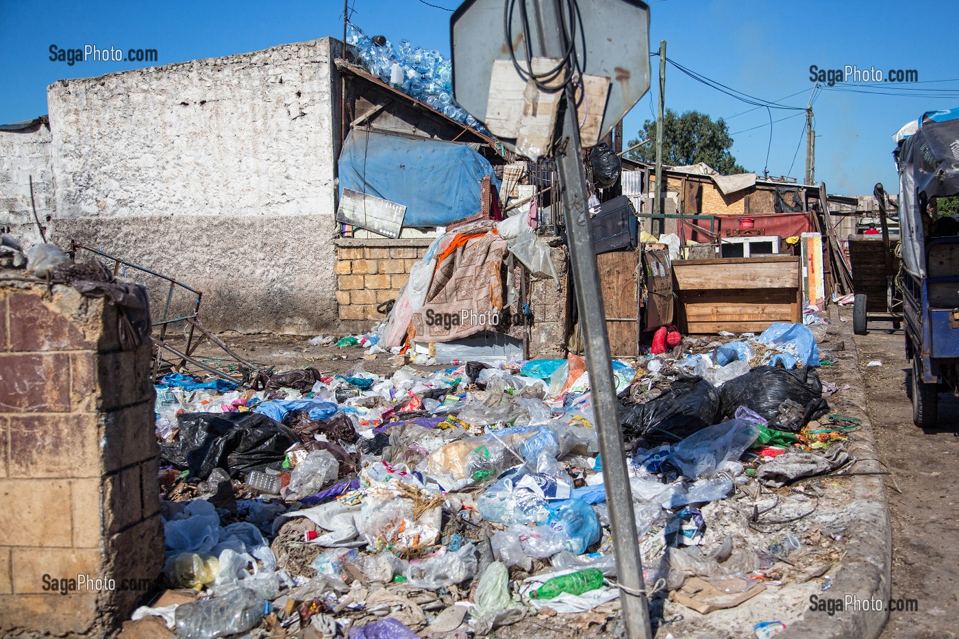 DECHARGE A CIEL OUVERT PRES DES BIDONVILLES, HAY MOHAMMADI, COMMUNE LA PLUS PAUVRE DE CASABLANCA, MAROC, AFRIQUE 