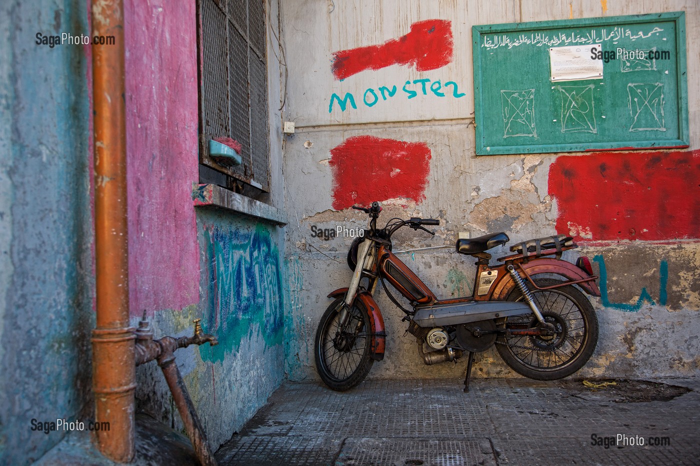MOBYLETTE DANS LE QUARTIER DES ANCIENS ABATTOIRS DE CASABLANCA, MAROC, AFRIQUE 