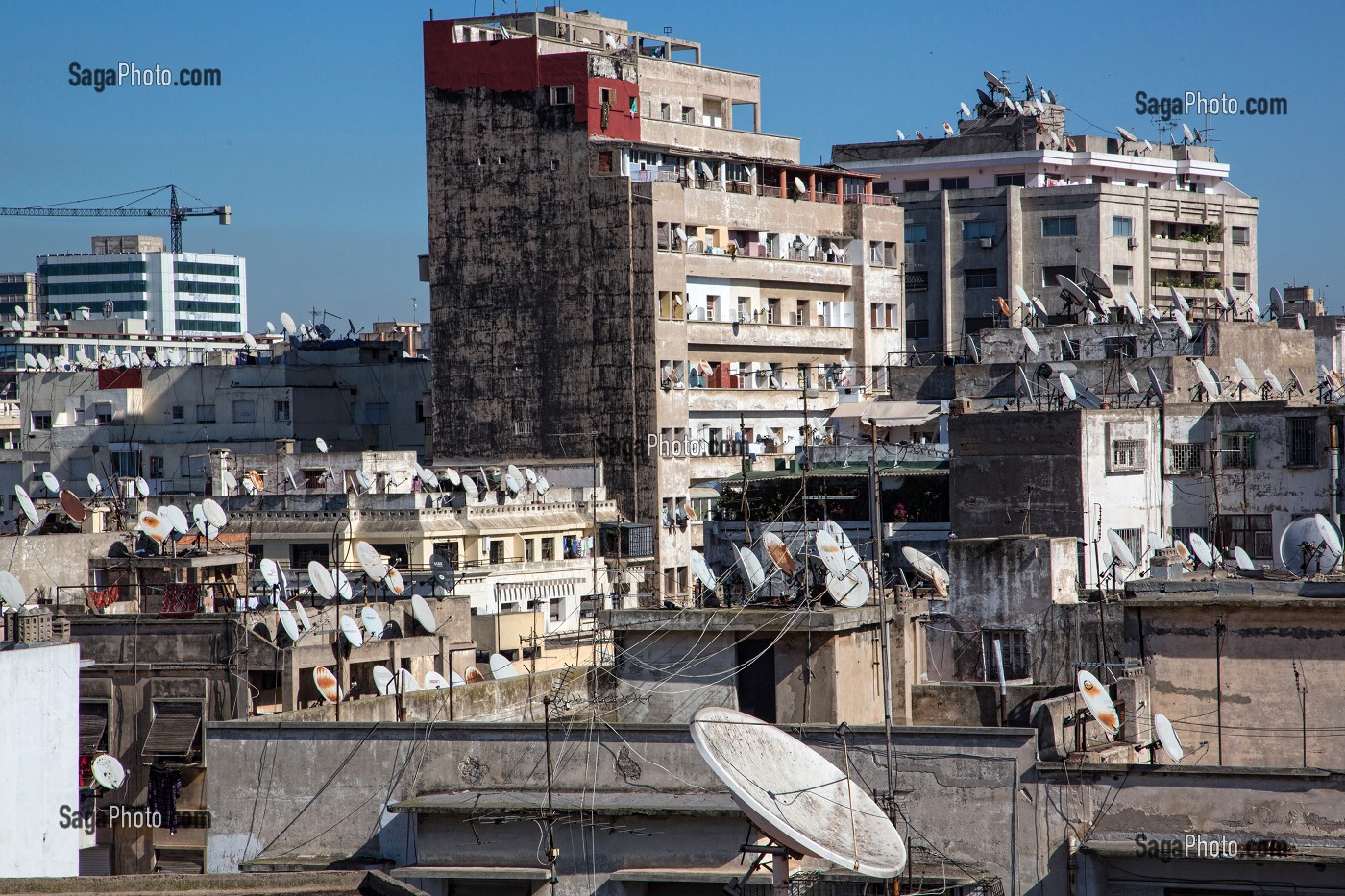 FORET DE PARABOLES ET ANTENNES, VUE GENERALE DE LA VILLE DEPUIS LE SIEGE DE LA SOCIETE LYDEC, BOULEVARD MOHAMMED DIOURI, CASABLANCA, MAROC, AFRIQUE 