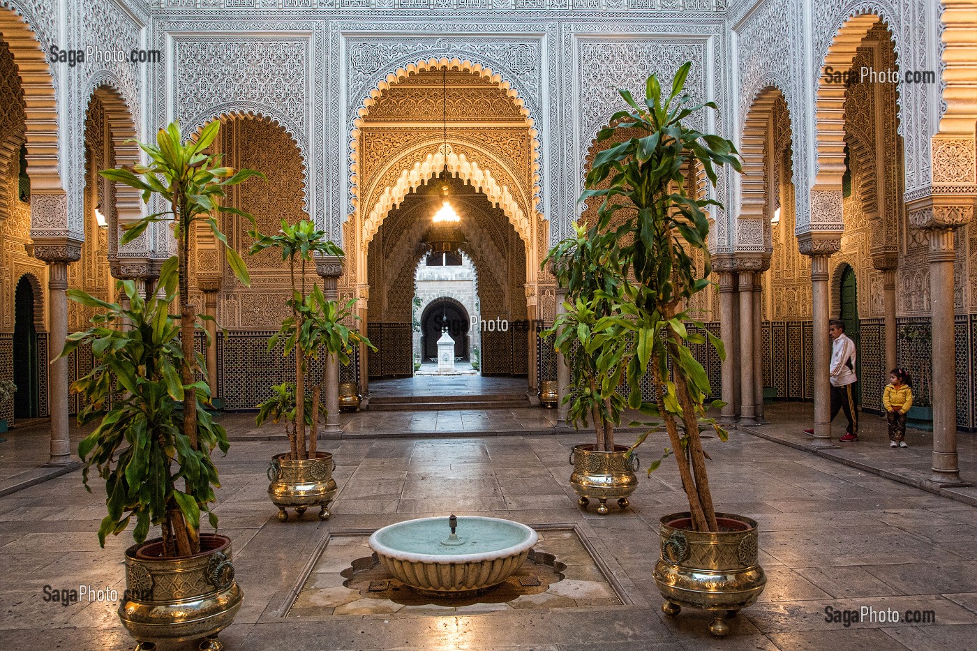 PATIO DE L'ANCIENNE MAHAKMA DU PACHA, ANCIEN TRIBUNAL MUSULMAN ABRITANT AUJOURD'HUI UNE DES PREFECTURES DE LA VILLE, QUARTIER DES HABOUS, NOUVELLE MEDINA DE CASABLANCA, MAROC, AFRIQUE 