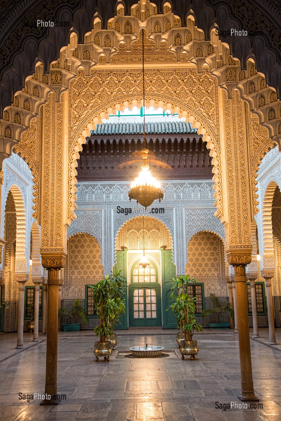 PATIO DE L'ANCIENNE MAHAKMA DU PACHA, ANCIEN TRIBUNAL MUSULMAN ABRITANT AUJOURD'HUI UNE DES PREFECTURES DE LA VILLE, QUARTIER DES HABOUS, NOUVELLE MEDINA DE CASABLANCA, MAROC, AFRIQUE 