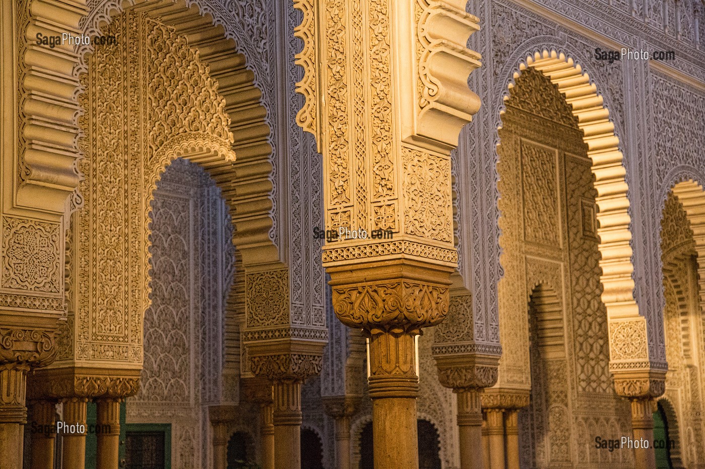 ORNEMENTS EN BOIS SCULPTE DES ARCHES, ANCIENNE MAHAKMA DU PACHA, ANCIEN TRIBUNAL MUSULMAN ABRITANT AUJOURD'HUI UNE DES PREFECTURES DE LA VILLE, QUARTIER DES HABOUS, NOUVELLE MEDINA DE CASABLANCA, MAROC, AFRIQUE 