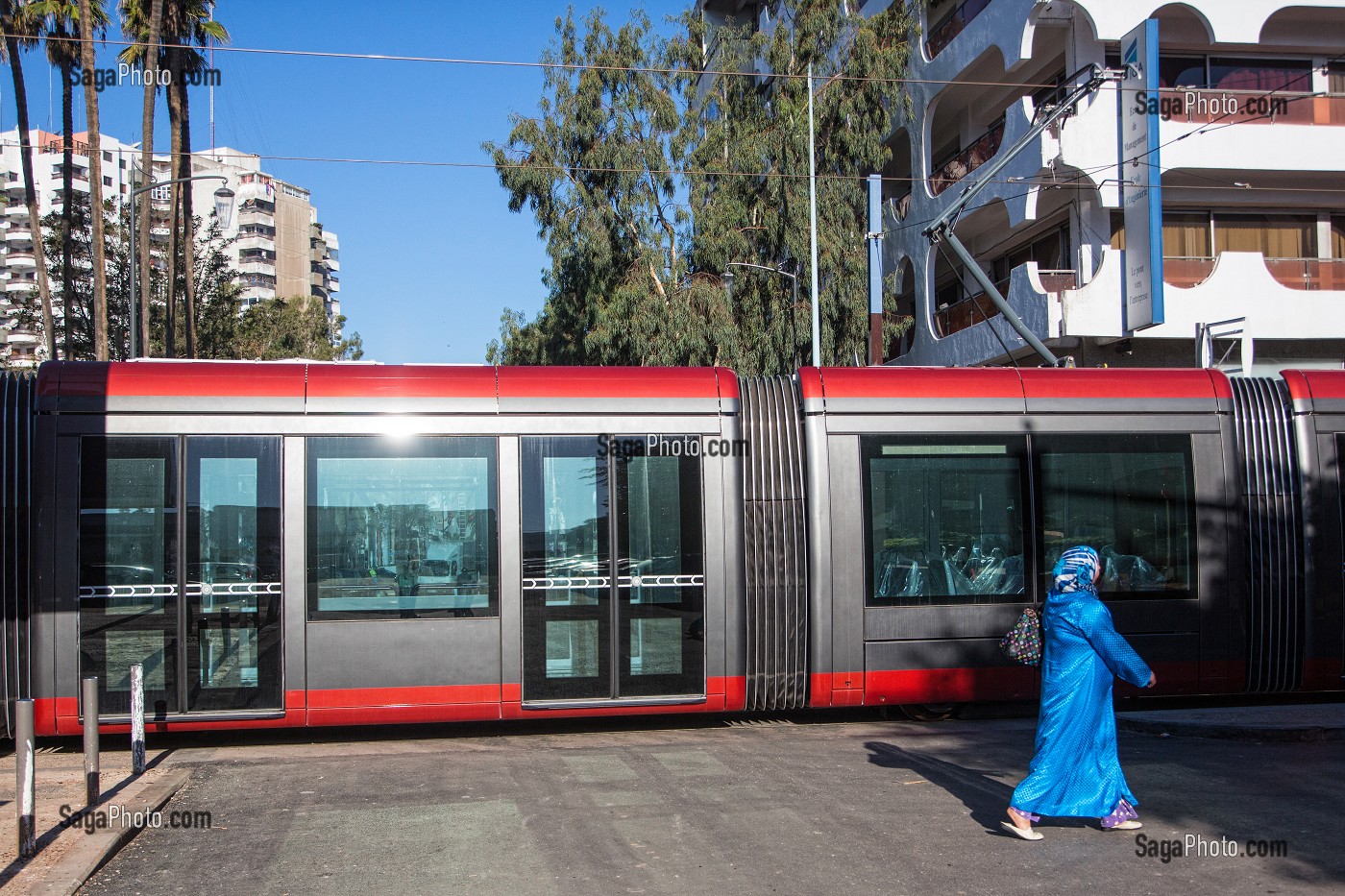 NOUVEAU TRAMWAY DEVANT LA GARE DE CASA VOYAGEURS, CASABLANCA, MAROC, AFRIQUE 