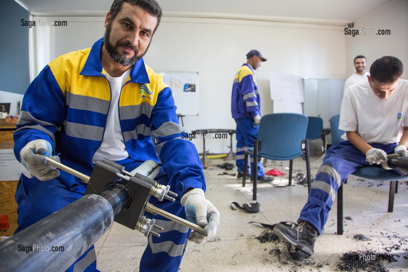 STAGIARES DANS LE CENTRE DE FORMATION DE LA LYDEC, FILIALE MAROCAINE DE LA SOCIETE SUEZ ENVIRONNEMENT, SERVICE PUBLIC CHARGE DE LA DISTRIBUTION DE L'EAU, L'ELECTRICITE ET DE L'ASSAINISSEMENT, CASABLANCA, MAROC, AFRIQUE 