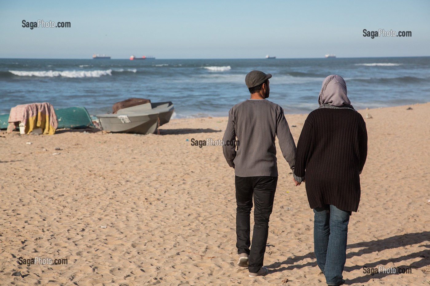 COUPLE D'AMOUREUX SUR LA PLAGE DE ZENATA, CASABLANCA, MAROC, AFRIQUE 