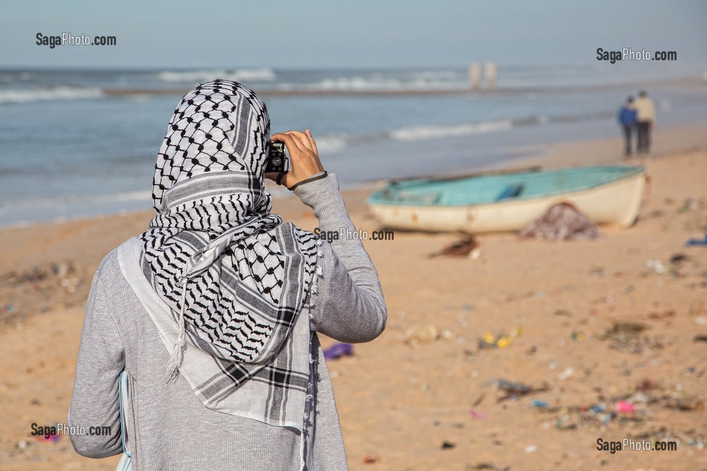 FEMME VOILEE AVEC SON APPAREIL PHOTO SUR LA PLAGE DE ZENATA, CASABLANCA, MAROC, AFRIQUE 