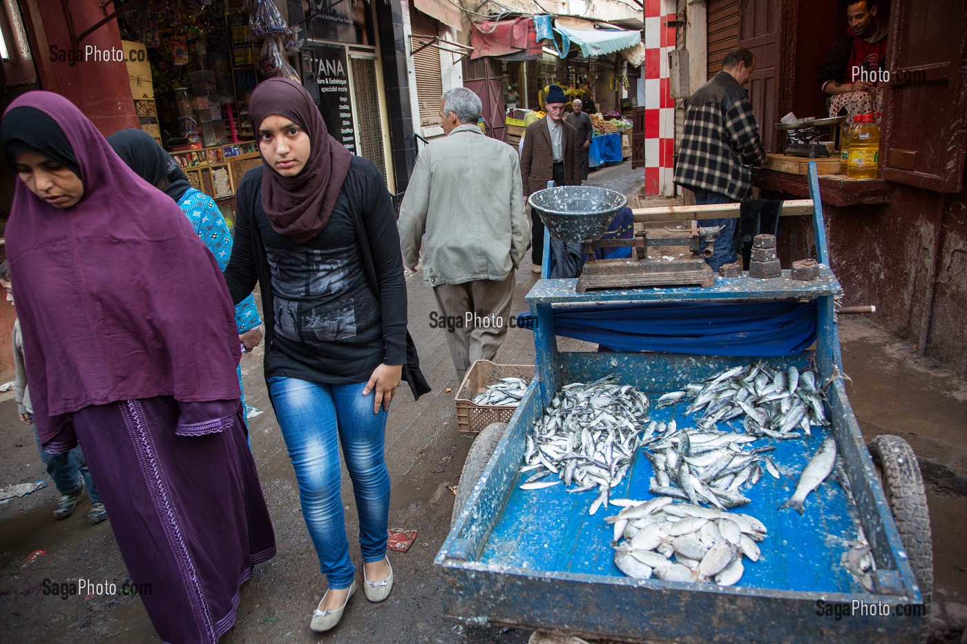ETAL DE POISSONS FRAIS DANS LA RUE, VIEILLE MEDINA, CASABLANCA, MAROC, AFRIQUE 