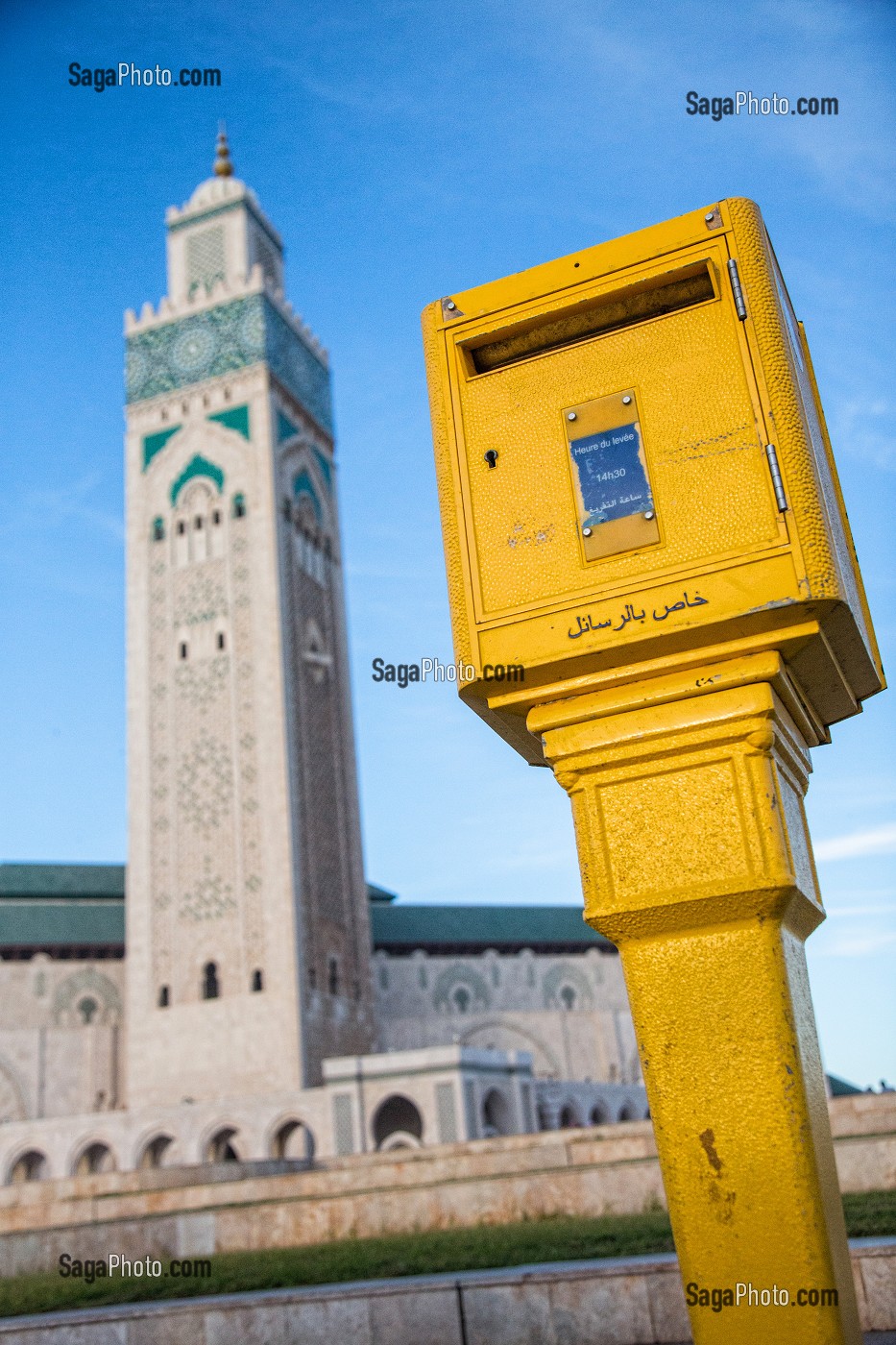 BOITE AUX LETTRES DEVANT LE MINARET DE LA MOSQUEE HASSAN II ERIGEE EN PARTIE SUR LA MER DANS LA TRADITION ARABO-ANDALOUSE, CASABLANCA, MAROC, AFRIQUE 