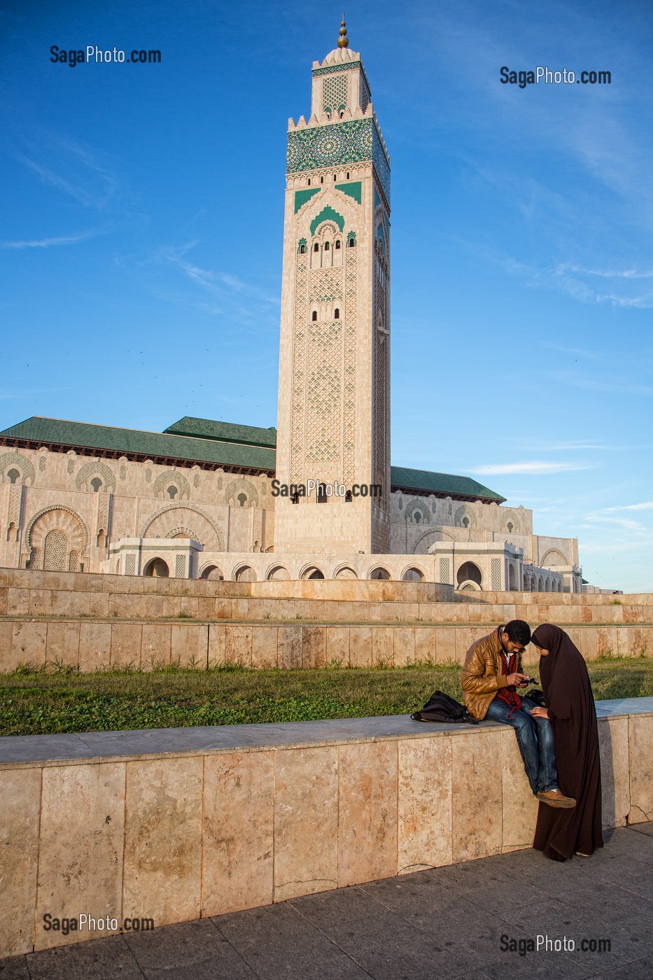 COUPLE D'AMOUREUX DEVANT LA MOSQUEE HASSAN II ERIGEE EN PARTIE SUR LA MER DANS LA TRADITION ARABO-ANDALOUSE, CASABLANCA, MAROC, AFRIQUE 