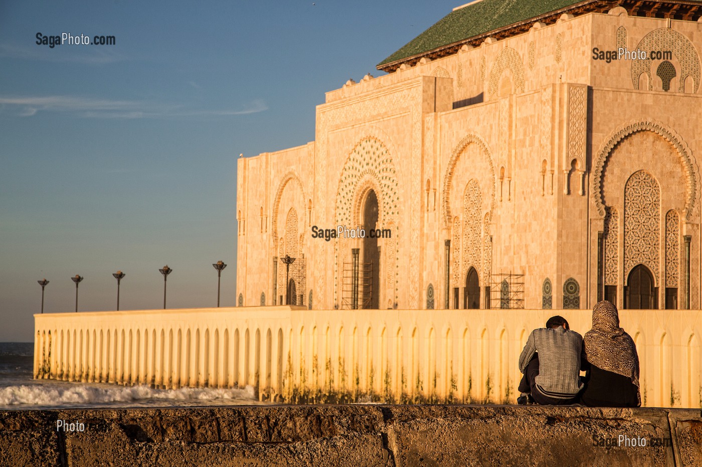 COUPLE D'AMOUREUX DEVANT LA MOSQUEE HASSAN II ERIGEE EN PARTIE SUR LA MER DANS LA TRADITION ARABO-ANDALOUSE, CASABLANCA, MAROC, AFRIQUE 