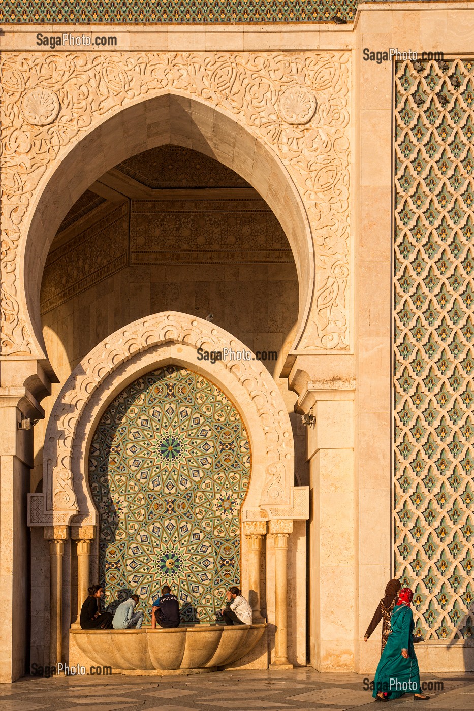 RENDEZ-VOUS DES JEUNES DEVANT LA GRANDE MOSQUEE HASSAN II ERIGEE EN PARTIE SUR LA MER DANS LA TRADITION ARABO-ANDALOUSE, CASABLANCA, MAROC, AFRIQUE 