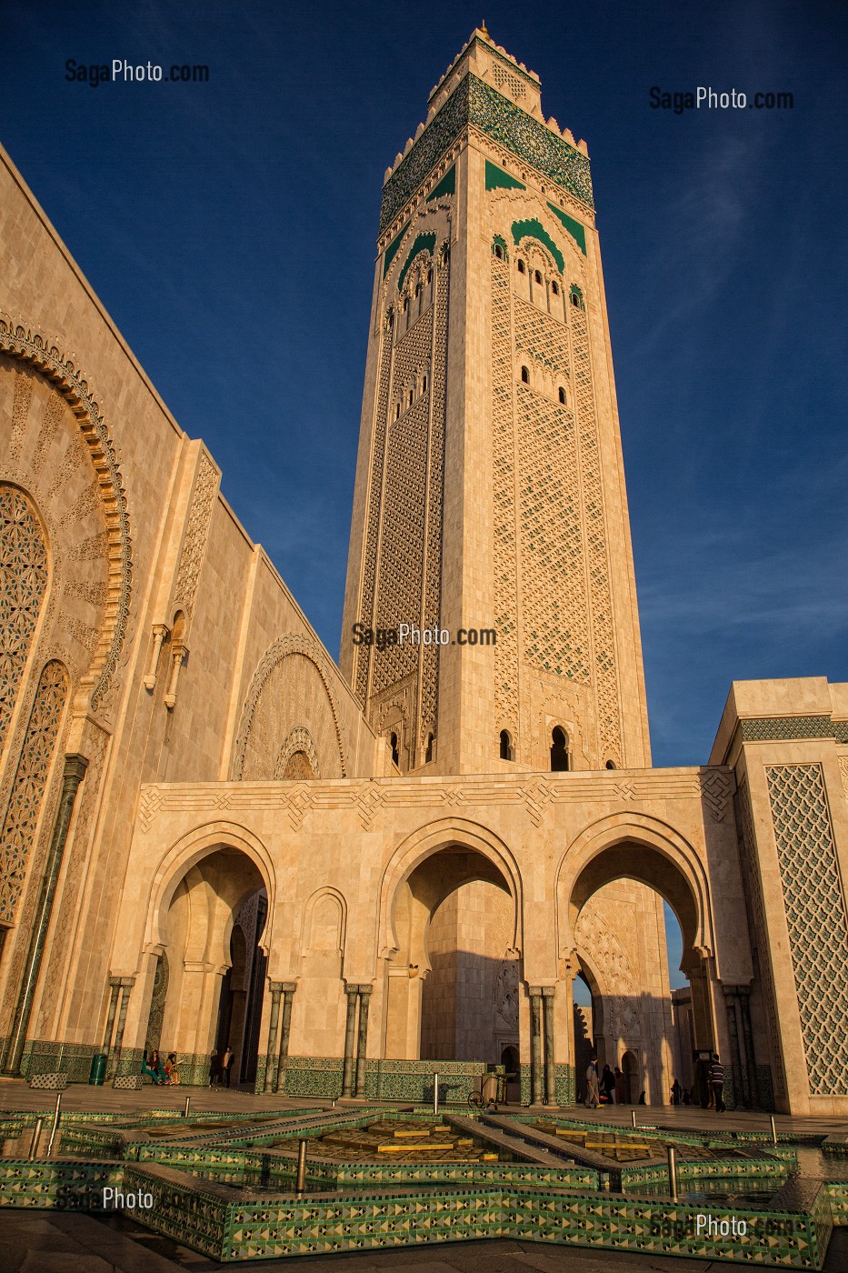 BASSINS EN ETOILES DEVANT LA MOSQUEE HASSAN II ERIGEE EN PARTIE SUR LA MER DANS LA TRADITION ARABO-ANDALOUSE, CASABLANCA, MAROC, AFRIQUE 