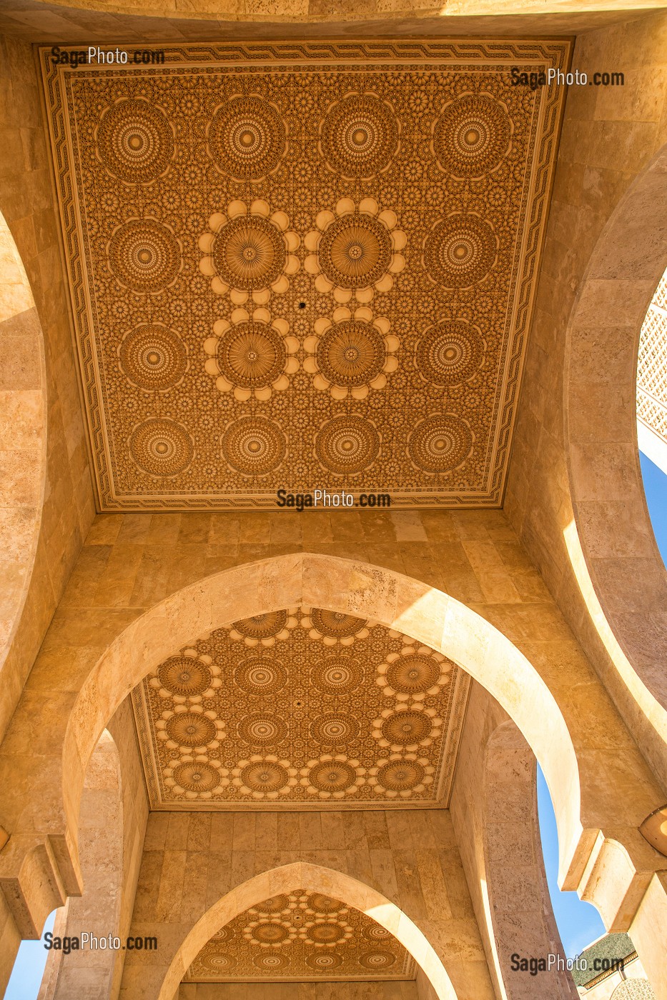 VOUTE DES ARCADES, MOSQUEE HASSAN II ERIGEE EN PARTIE SUR LA MER DANS LA TRADITION ARABO-ANDALOUSE, CASABLANCA, MAROC, AFRIQUE 