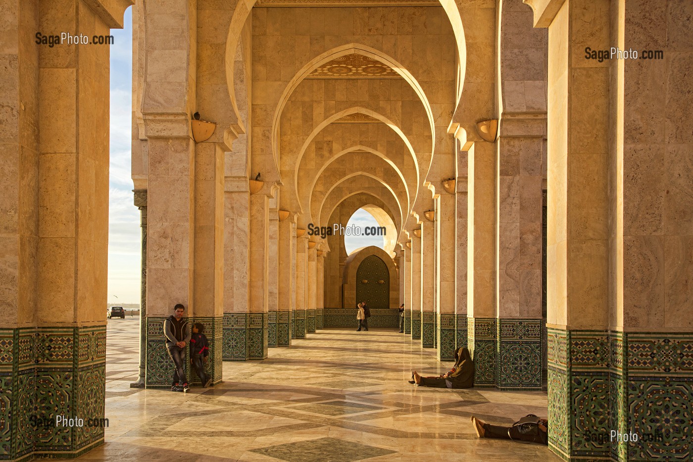 ARCADES DE LA MOSQUEE HASSAN II ERIGEE EN PARTIE SUR LA MER DANS LA TRADITION ARABO-ANDALOUSE, CASABLANCA, MAROC, AFRIQUE 