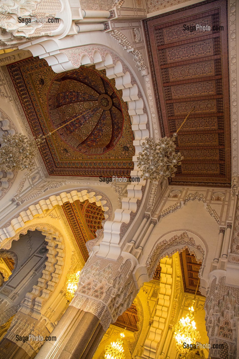PLAFONDS EN BOIS SCULPTE, STUCS ET MARBRE A L'INTERIEUR DE LA MOSQUEE HASSAN II ERIGEE EN PARTIE SUR LA MER DANS LA TRADITION ARABO-ANDALOUSE, CASABLANCA, MAROC, AFRIQUE 