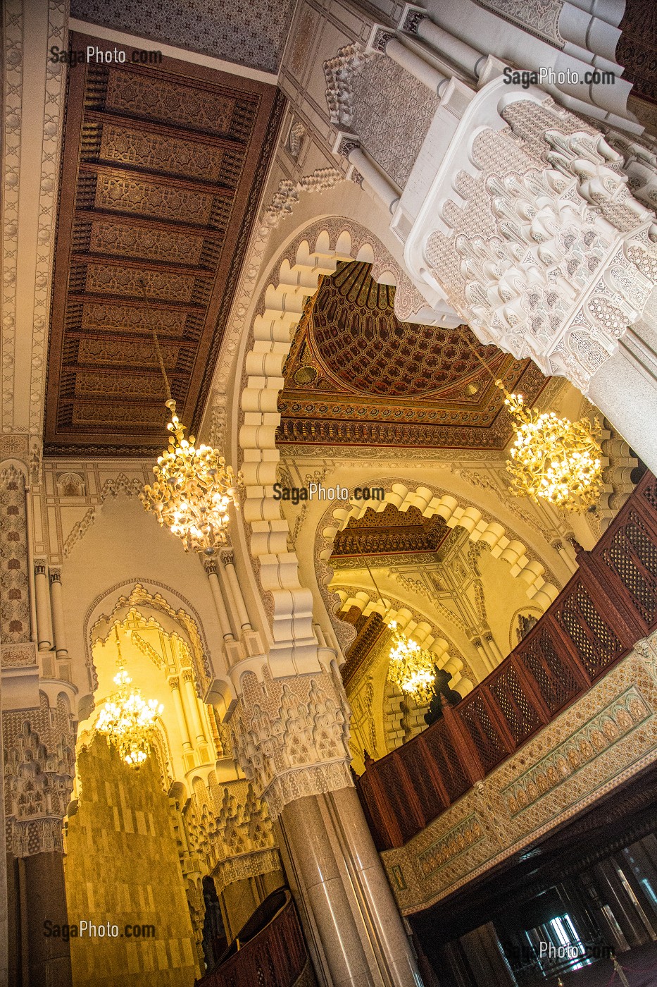 PLAFONDS EN BOIS SCULPTE, STUCS ET MARBRE A L'INTERIEUR DE LA MOSQUEE HASSAN II ERIGEE EN PARTIE SUR LA MER DANS LA TRADITION ARABO-ANDALOUSE, CASABLANCA, MAROC, AFRIQUE 